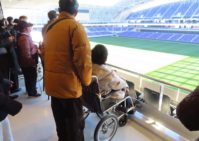h 2（サイトラインが十分に確保された車椅子使用者席）