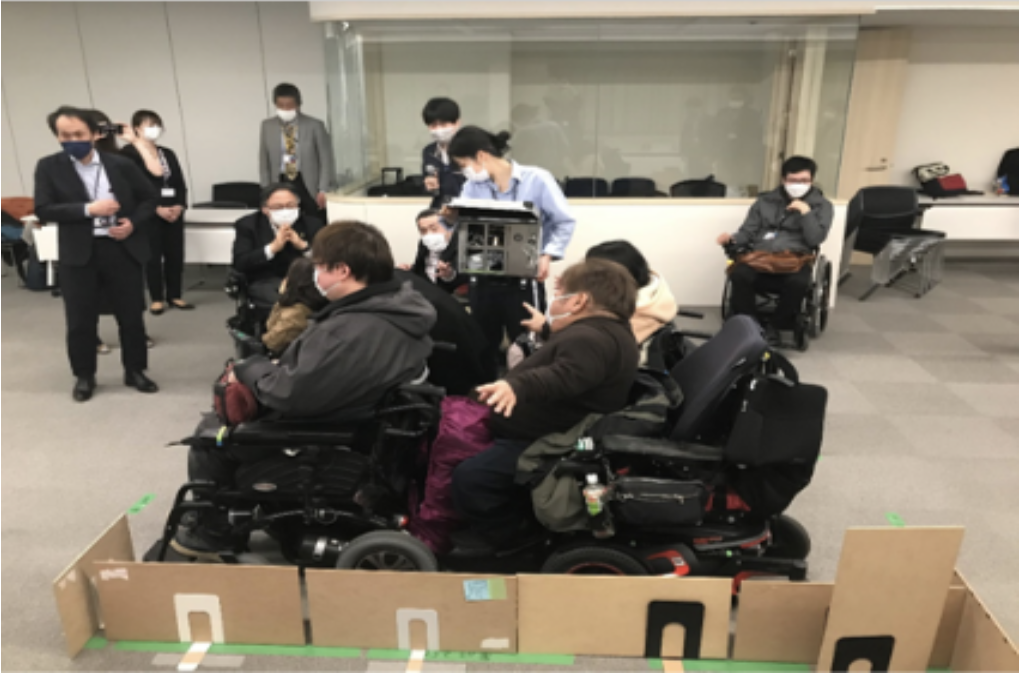 関空：エレベーターのサイズ検証（車いす４人）